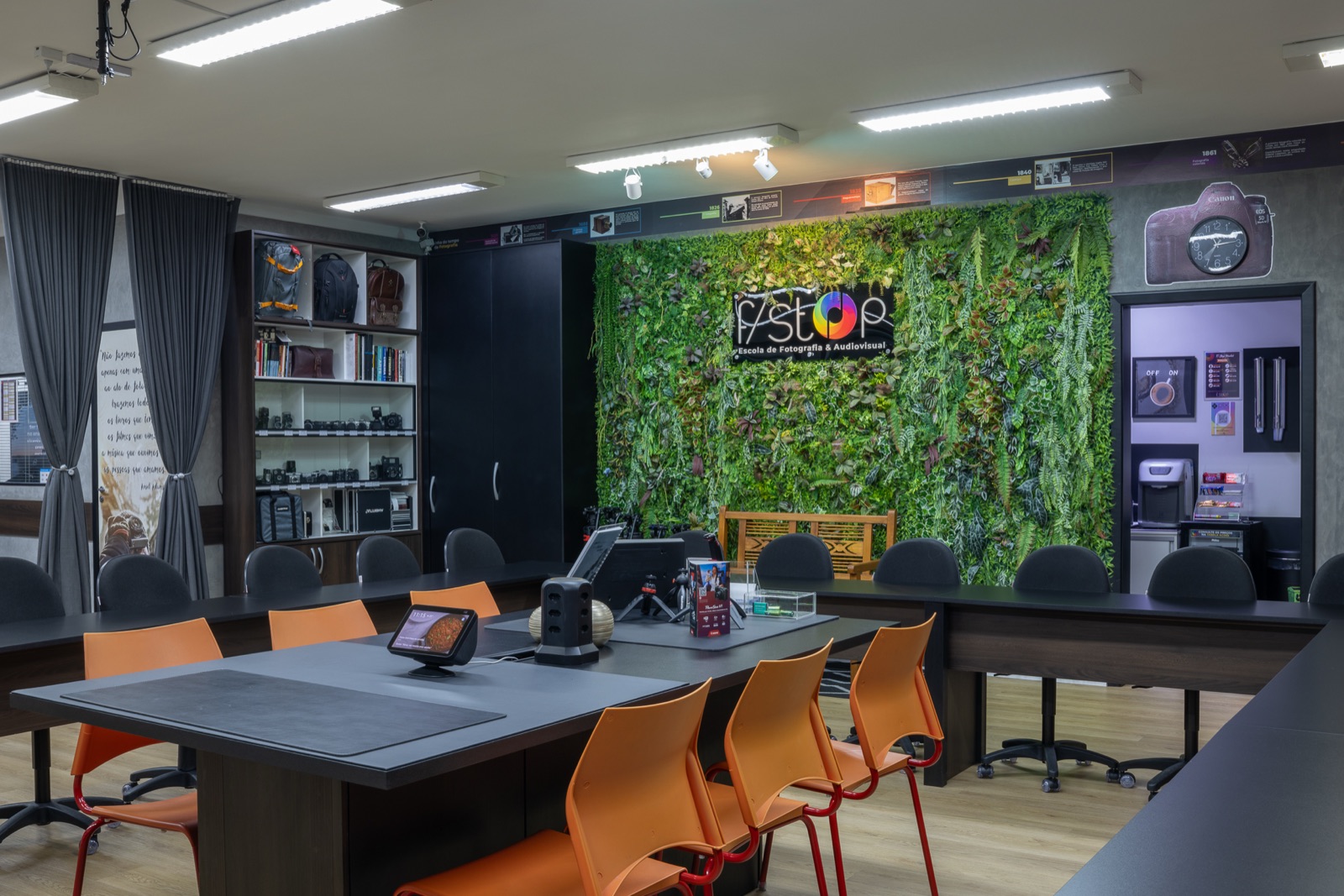 Sala de aula e parede verde